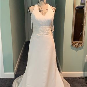 NWT halter wedding dress. Size 8.